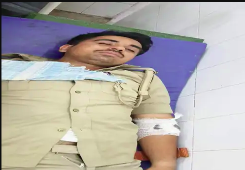 मुठभेड़ में सिपाही भी हुआ घायल