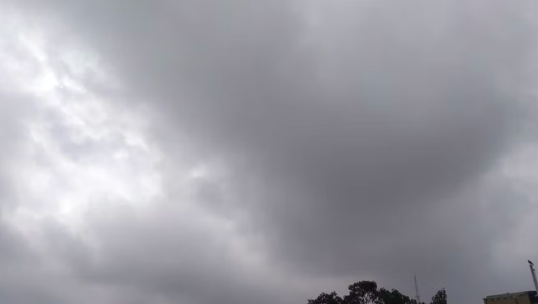 दिल्ली-एनसीआर : बदला मौसम का मिजाज, आसमान में छायी काली घटा