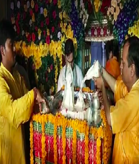 ब्रह्म मुहूर्त में किया गया राधारानी अभिषेक