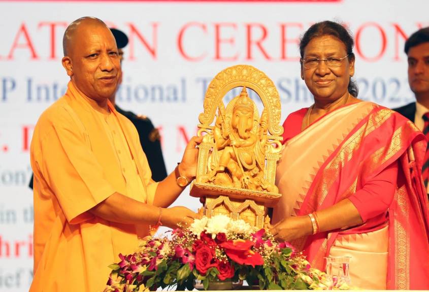 श्री गणेश की मूर्ति भेंटकर