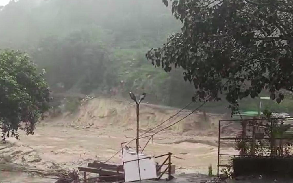 सिक्किम में अचानक बादल फटने से आई बाढ़