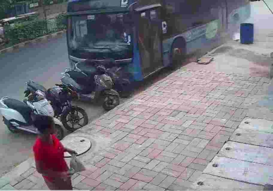 दिल्ली : रोहिणी में तेज रफ्तार डीटीसी बस