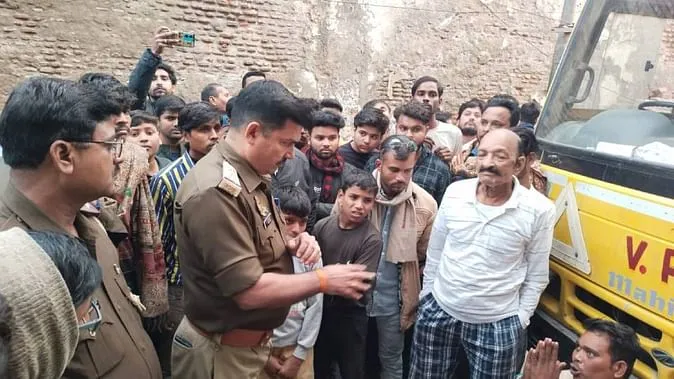 ब्रेकिंग न्यूज़ - वृंदावन पब्लिक स्कूल की बस ने तीन वर्षीय मासूम को कुचला