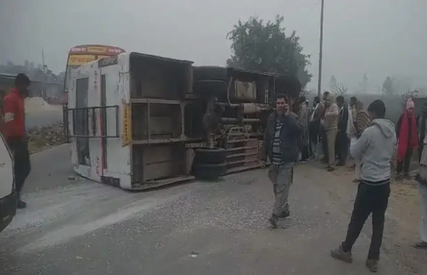 हापुड़ : अनियंत्रित होकर पलटी बस, एक दर्जन यात्री घायल,