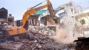 "उत्तर प्रदेश के कई अवैध आशियानों व दुकानों पर चला प्रशासन का बुल्डोज़र"