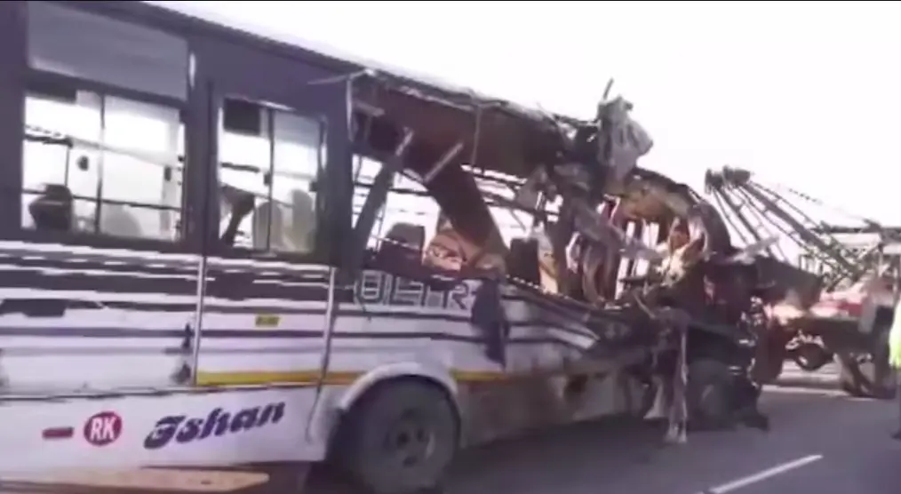 डेरगांव में बस और ट्रक की टक्कर