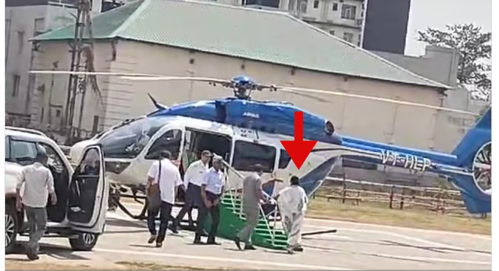 ममता बनर्जी हेलीकॉप्टर में चढ़ते वक्त एक बार फिर हुईं चोटिल,हालांकि आगामी यात्रा रखी जारी।