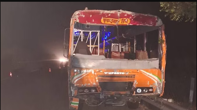 आगे चल रहे वाहन में घुसी रोडवेज बस, ड्राइवर की मौत,आधा दर्जन लोग घायल