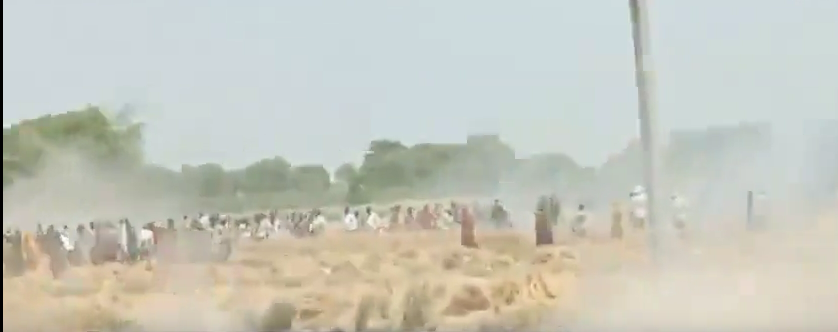 एटा में 21 बीघा गेहूं के खेत में लगी भीषण आग, फसल को जलता हुआ