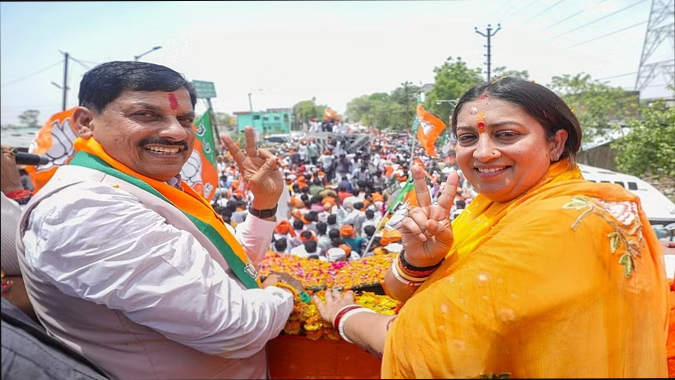 स्मृति ईरानी ने दिखाई ताकत, भरा नामांकन,