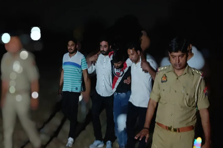 नोएडा पुलिस ने मुठभेड़ के बाद दो बदमाशों को किया गिरफ्तार