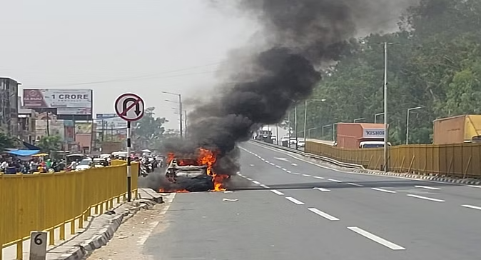 नेशनल हाईवे पर चलती कार में अचानक लगी भीषण आग,