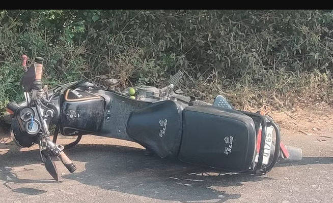 तेज रफ्तार पिकअप ने स्कूटी पर सवार लोगों को रौंदा