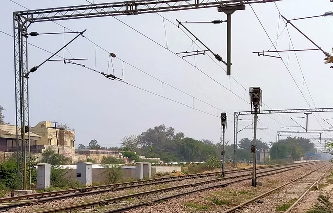 रेलवे ट्रैक पर बिखरी मिलीं दो किशोरी और एक महिला लाश