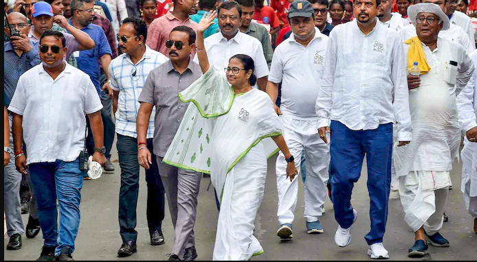 ममता बनर्जी ने कहा कि: 'आपके लिए मंदिर बनाएंगे, ढोकला चढ़ाएंगे'