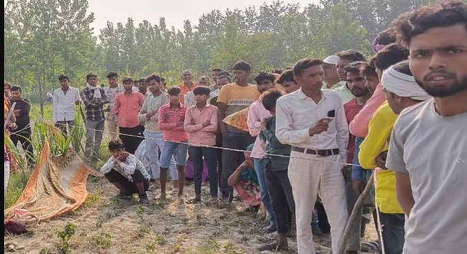 खेत में अर्धनग्न हालत में मिला महिला का शव, फंदे से लटका मिला किसान