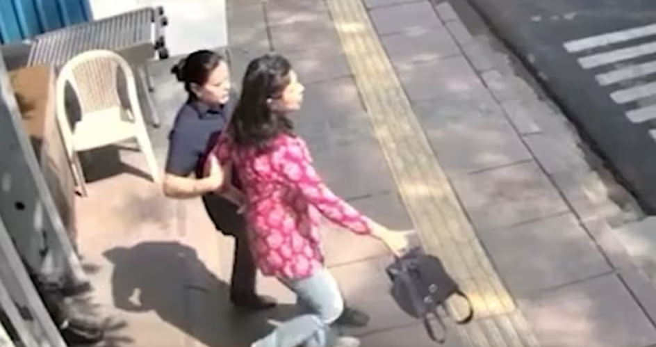 आम आदमी पार्टी ने जारी किया एक और वीडियो,'स्वाति मालीवाल को CM आवास से हाथ पकड़कर बाहर लाती दिखीं सुरक्षाकर्मी