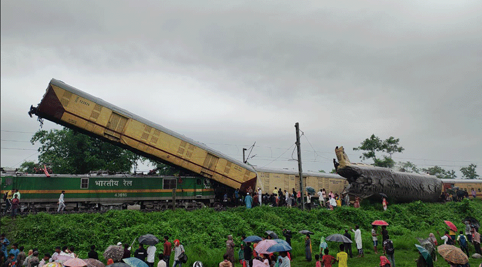 बंगाल में मालगाड़ी ने कंचनजंगा एक्सप्रेस को मारी टक्कर