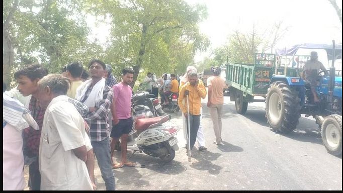 कार ने सामने से अस्पताल जा रहे बाइक सवारों को रौंदा