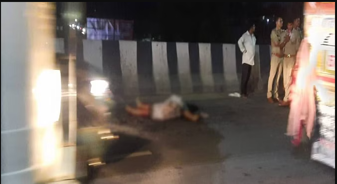 तेज रफ्तार ट्रक ने स्कूटी सवारों को रौंदा,