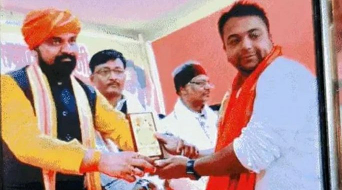 उपमुख्यमंत्री के साथ आरोपी अमित आनंद की तस्वीर वायरल