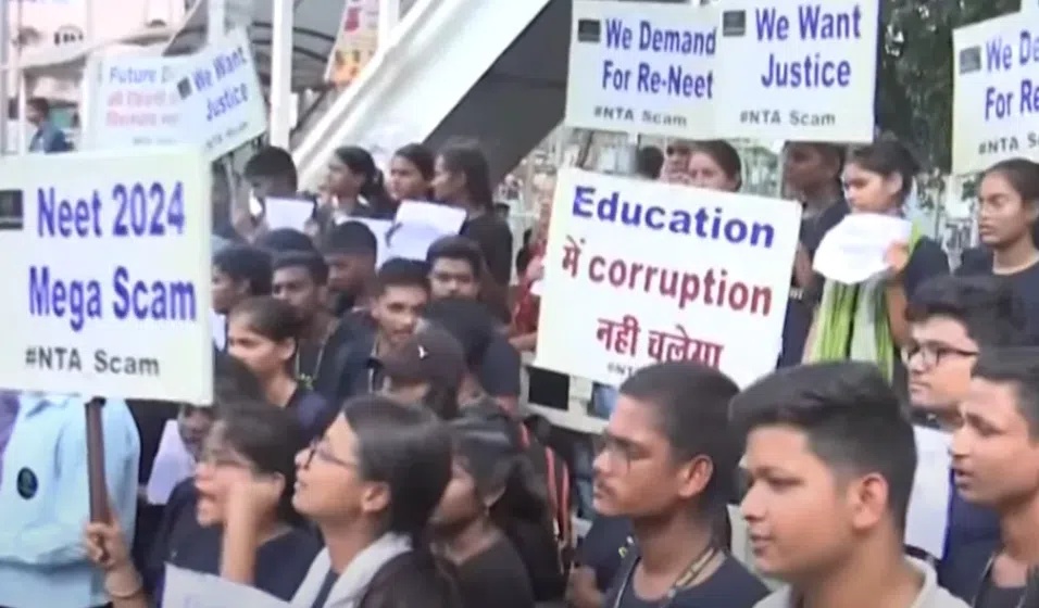 केंद्र ने NEET-UG मामले में अनियमितताओं के आरोपों की जांच सीबीआई को सौंपी, एनटीए प्रमुख हटाए गए।