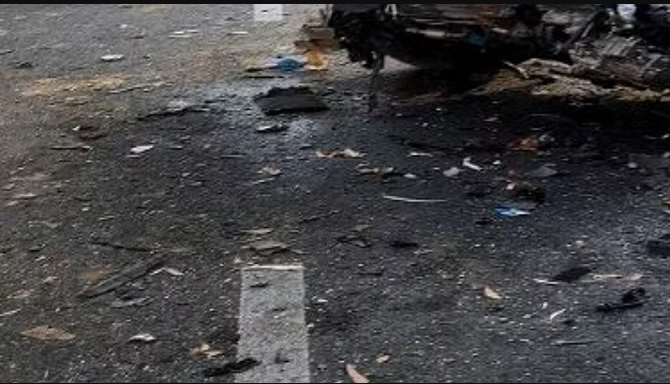 ट्रक ने मोपेड सवार दो युवकों को मारी टक्कर