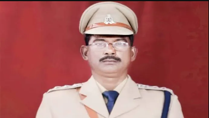 महिला पुलिसकर्मी के साथ होटल में पकड़े जाने पर यूपी पुलिस के डिप्टी एसपी को बनाया गया सिपाही।