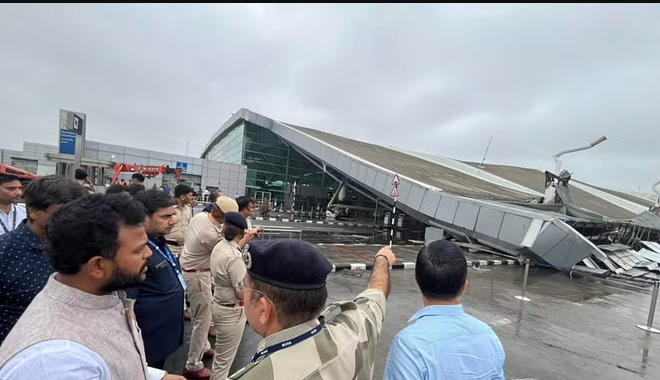 दिल्ली हवाईअड्डे टी1 की छतका एक हिस्सा गिरने से एक व्यक्ति की मौत, पांच घायल, उड़ान संचालन स्थगित।