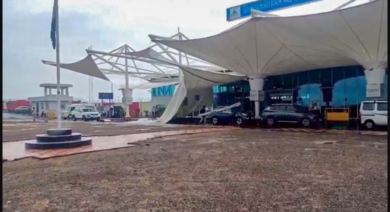 भारी बारिश के बीच राजकोट हवाई अड्डे के टर्मिनल की छत का हिस्सा गिरा