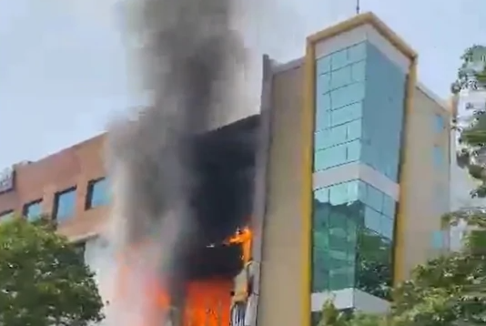शीशे वाली कंपनी में लगी भीषण आग