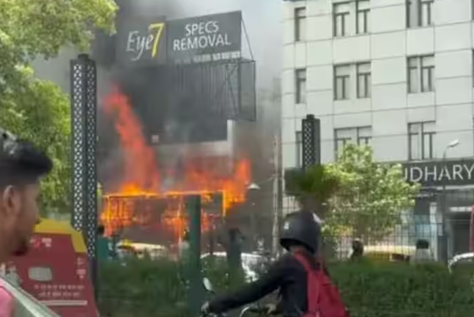 दिल्ली के लाजपत नगर के आई हॉस्पिटल में लगी भीषण आग