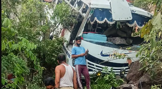 जम्मू-कश्मीर में वैष्णोदेवी दर्शन के लिए जा रही बस पर आतंकी हमला