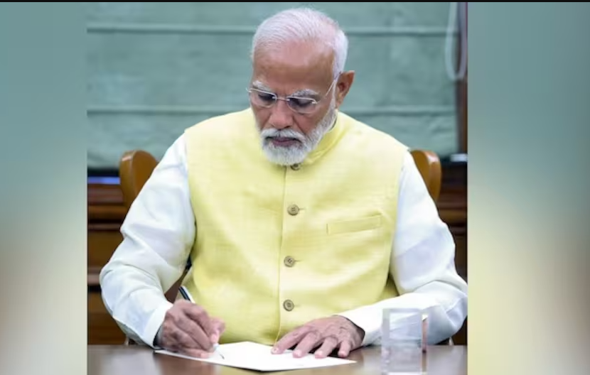 शपथ लेने के बाद पीएम मोदी ने पहली अहम फाइल पर किए हस्ताक्षर,