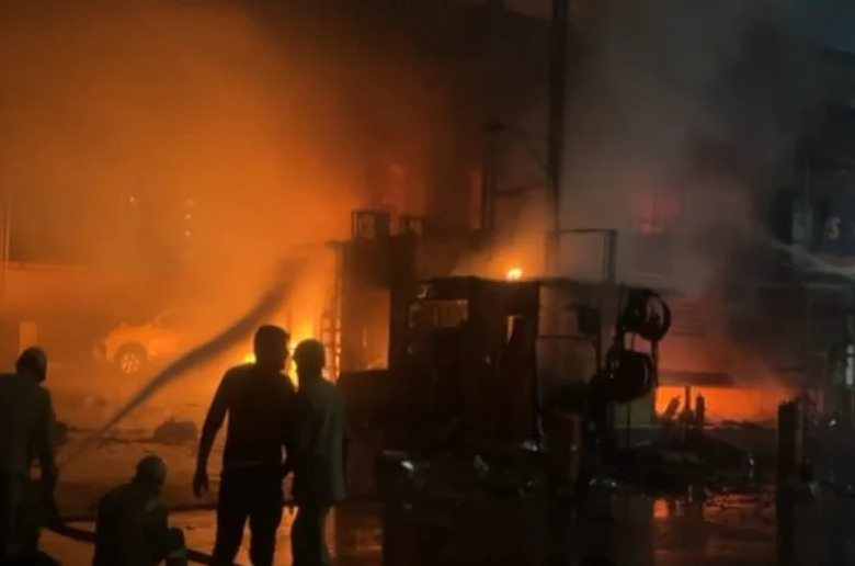 सीएनजी का सिलेंडर फटने से पेट्रोल पंप पर लग गयी आग