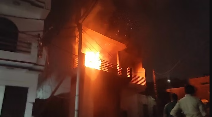 उत्तर प्रदेश के गाज़ियाबाद में 3 मंज़िला इमारत में लगी भीषण आग,