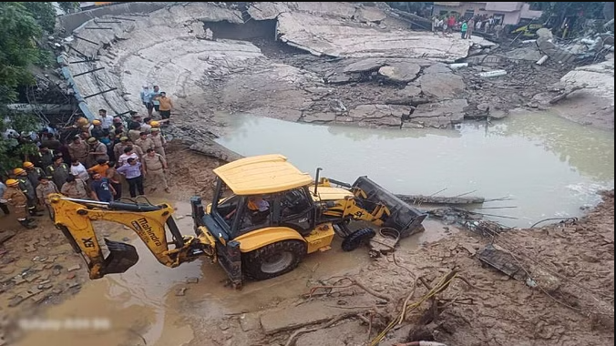 UP: गंगाजल परियोजना से बनी पानी की टंकी अचानक ढह गई, हादसे में दो की मौत। 