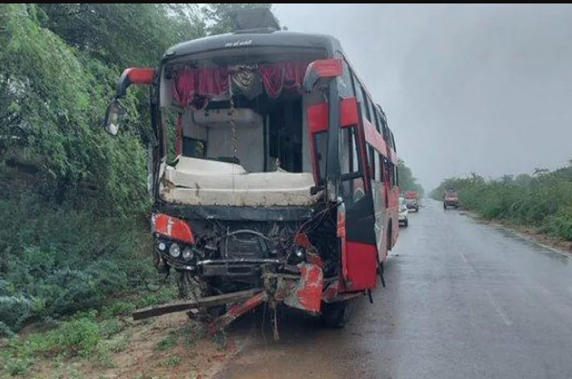 Greater Noida BREAKING NEWS: यमुना एक्सप्रेसवे पर पीछे से आ रही बस ने ट्रैक्टर-ट्रॉली में मारी टक्कर, हादसे में 13 घायल।