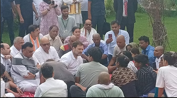 राहुल गांधी पीड़ित परिवारों से मुलाकात करने पहुंचे उनके घर