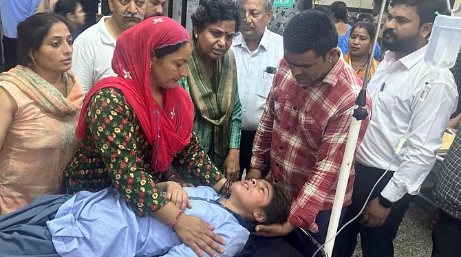 Bus Accident: पंचकूला के पिंजौर में भीषण हादसा, अनियंत्रित होकर पलटी हरियाणा रोडवेज बस, हादसे में 40 से ज्यादा स्कूली बच्चे हुए घायल।