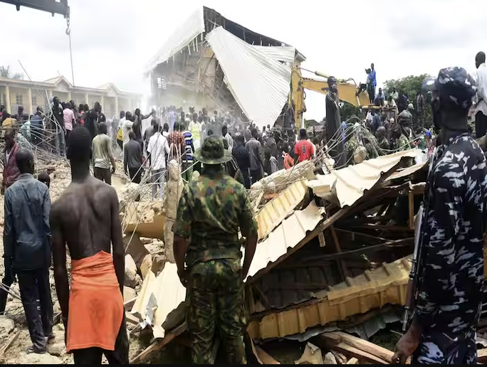 नाइजीरिया: दो मंजिला स्कूल ढहने से 22 स्टूडेंट्स की हुई मौत, 154 फंसे, 132 को निकाला