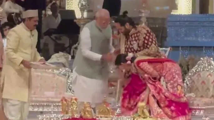 अनंत-राधिका ने PM मोदी के पैर छूकर लिया आशीर्वाद