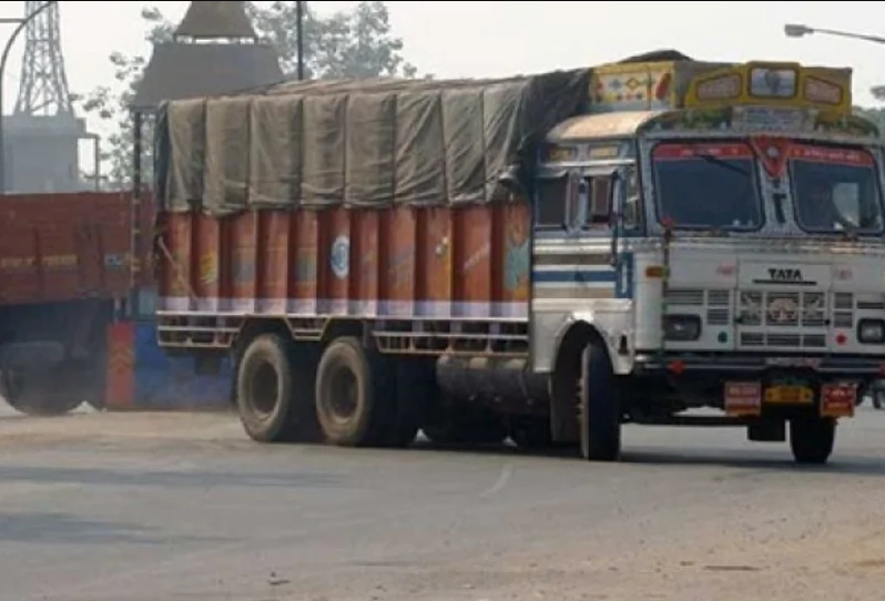 बेलगाम ट्रक ने बाइक सवार दंपति को मारी टक्कर