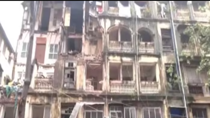 मुंबई में बड़ा हादसा: चार मंजिला इमारत का एक हिस्सा ढहने से एक महिला की हुई मौत, 13 लोग घायल।