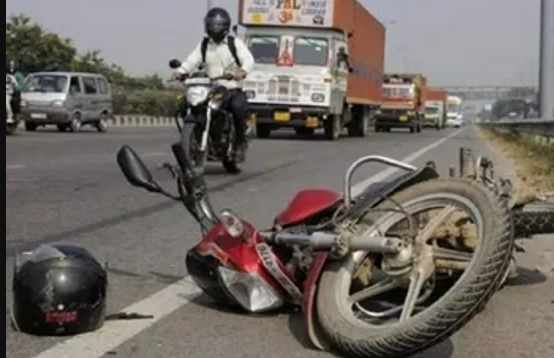 भोले के भक्तों की बाइक डिवाइडर से जा टकराई