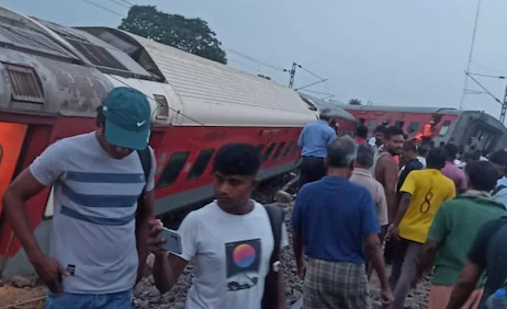 हावड़ा-सीएसएमटी एक्सप्रेस की 18 बोगियां पटरी से उतरी