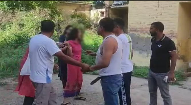 एक महिला इंस्पेक्टर को अपने प्रेमी के साथ रंगरलियां मनाते हुए पकड़ा