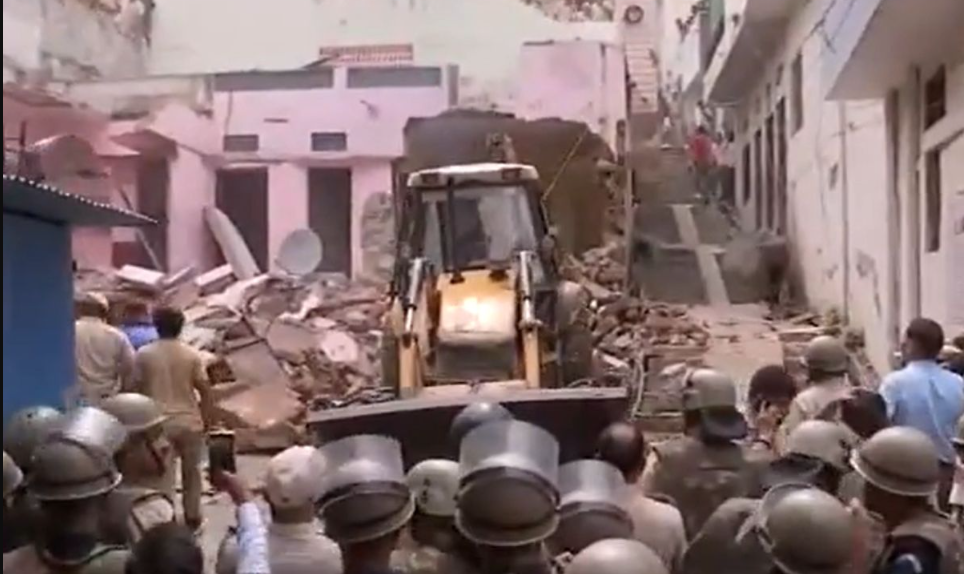 आरोपी छात्र के घर पर चला बुलडोजर