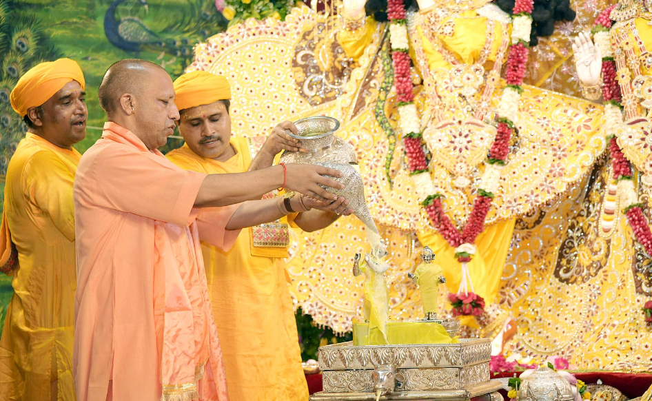 सीएम योगी ने गर्भ गृह में की पूजा -अर्चना