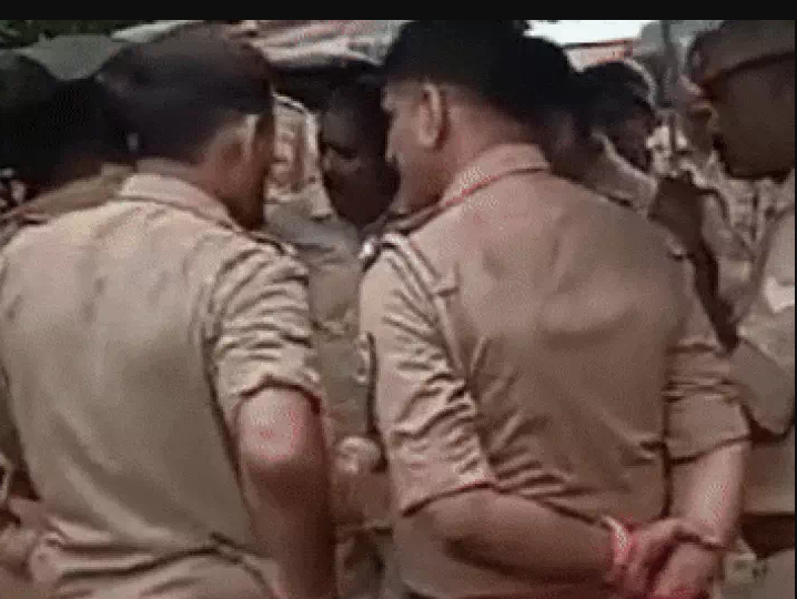 शराब के नशे में युवकों ने LIU टीम पर बोला हमला